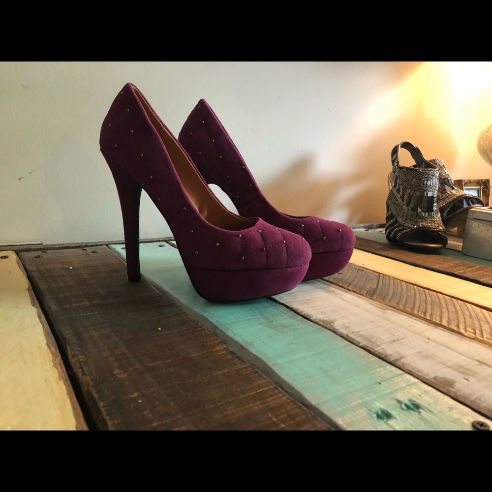 Mojo Moxy, fuscha with tiny gold studs. Sz 6.5